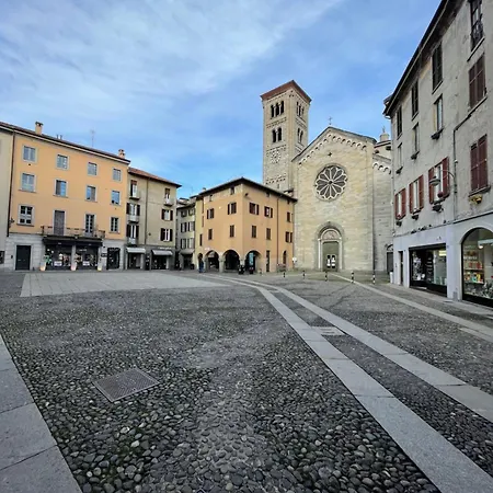 Portatorre Suite, A Charming In The Heart Of Como, Free Private Parking, Air Conditioning & More! Appartement Côme