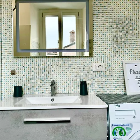 Portatorre Suite, A Charming In The Heart Of Como, Free Private Parking, Air Conditioning & More! Côme