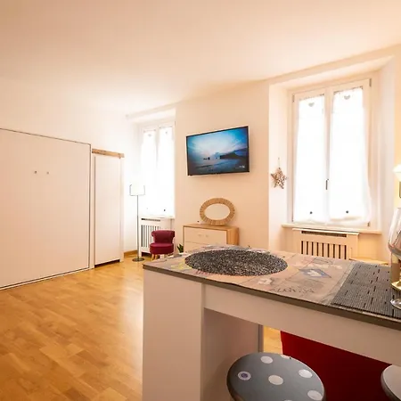 Portatorre Suite, A Charming In The Heart Of Como, Free Private Parking, Air Conditioning & More!