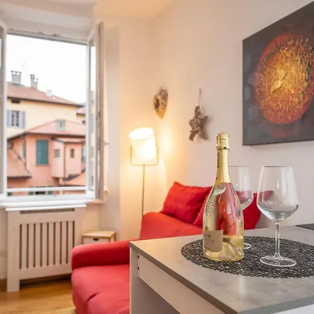 Portatorre Suite, A Charming In The Heart Of Como, Free Private Parking, Air Conditioning & More! * Como