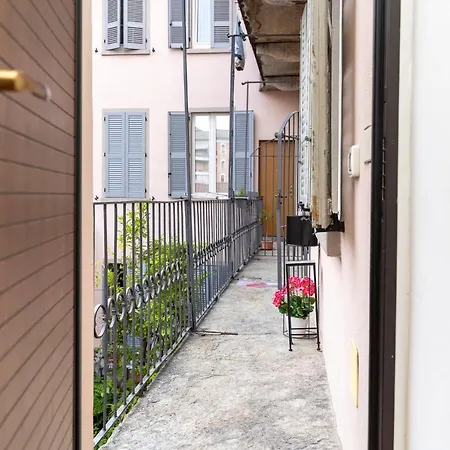 Apartman Portatorre Suite, A Charming In The Heart Of Como, Free Private Parking, Air Conditioning & More! *