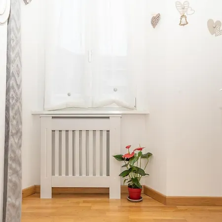 Portatorre Suite, A Charming In The Heart Of Como, Free Private Parking, Air Conditioning & More! Appartamento *