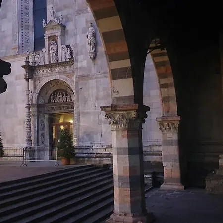 Portatorre Suite, A Charming In The Heart Of Como, Free Private Parking, Air Conditioning & More! Apartment *