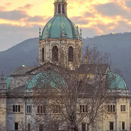 Portatorre Suite, A Charming In The Heart Of Como, Free Private Parking, Air Conditioning & More! Appartamento