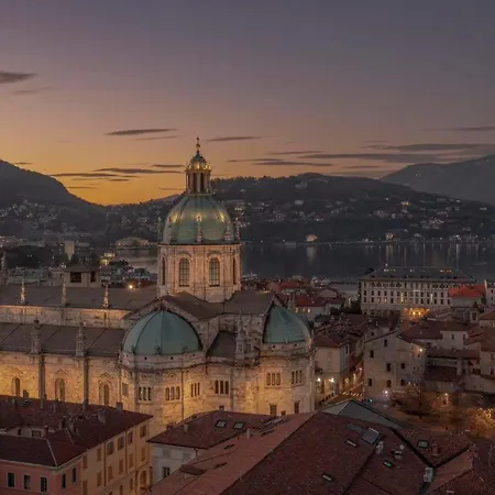 Portatorre Suite, A Charming In The Heart Of Como, Free Private Parking, Air Conditioning & More! Apartment