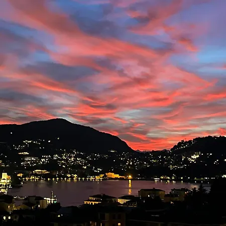 Portatorre Suite, A Charming In The Heart Of Como, Free Private Parking, Air Conditioning & More! Appartement Como