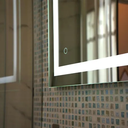 Portatorre Suite, A Charming In The Heart Of Como, Free Private Parking, Air Conditioning & More! Appartamento *