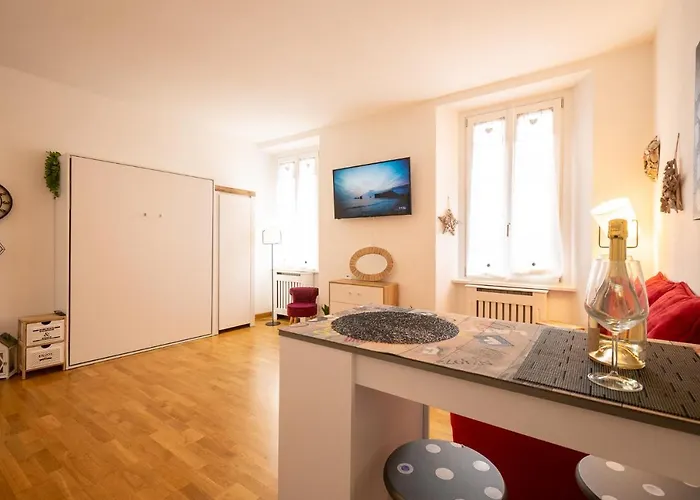Portatorre Suite, A Charming In The Heart Of Como, Free Private Parking, Air Conditioning & More!