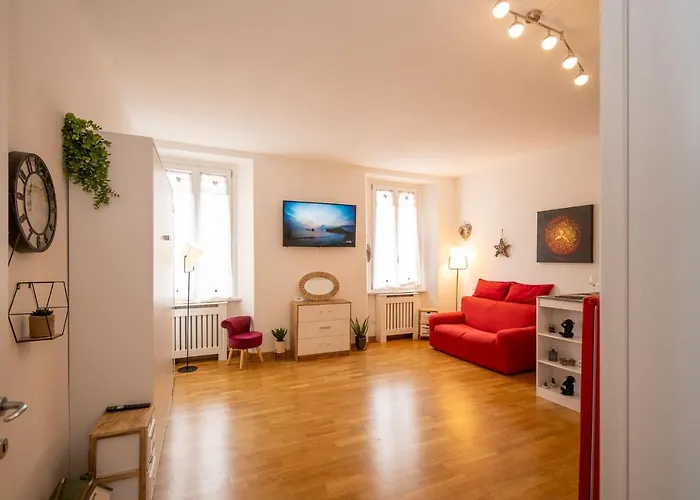 Portatorre Suite, A Charming In The Heart Of Como, Free Private Parking, Air Conditioning & More! Apartment