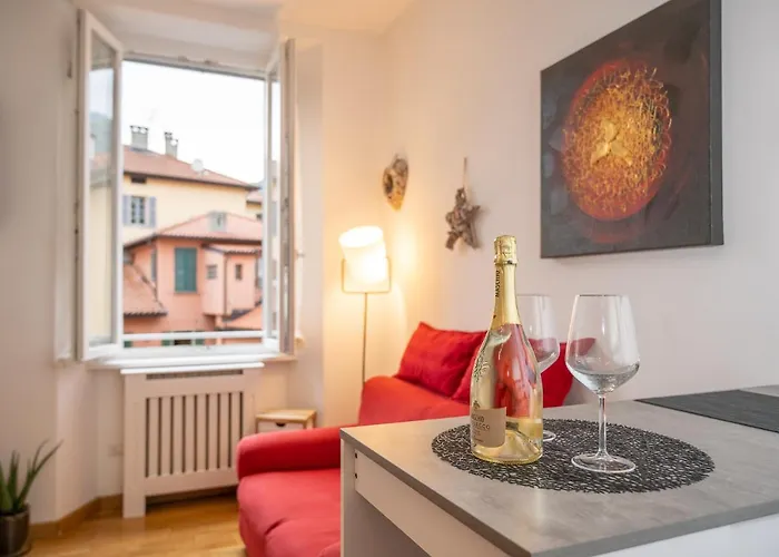 Portatorre Suite, A Charming In The Heart Of Como, Free Private Parking, Air Conditioning & More! * Como