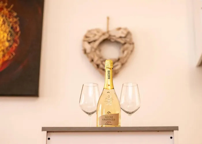 Portatorre Suite, A Charming In The Heart Of Como, Free Private Parking, Air Conditioning & More! Como