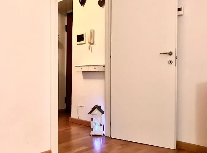 Portatorre Suite, A Charming In The Heart Of Como, Free Private Parking, Air Conditioning & More! Apartment Como