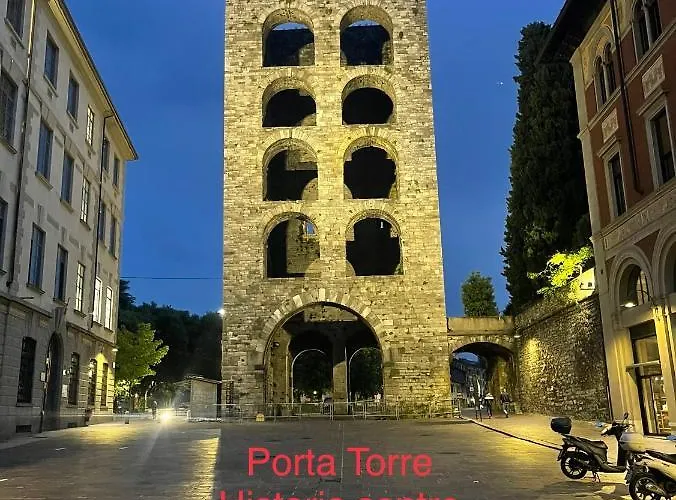 Portatorre Suite, A Charming In The Heart Of Como, Free Private Parking, Air Conditioning & More! Apartment Como