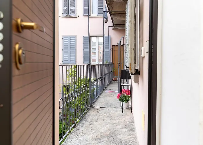 Apartment Portatorre Suite, A Charming In The Heart Of Como, Free Private Parking, Air Conditioning & More! *