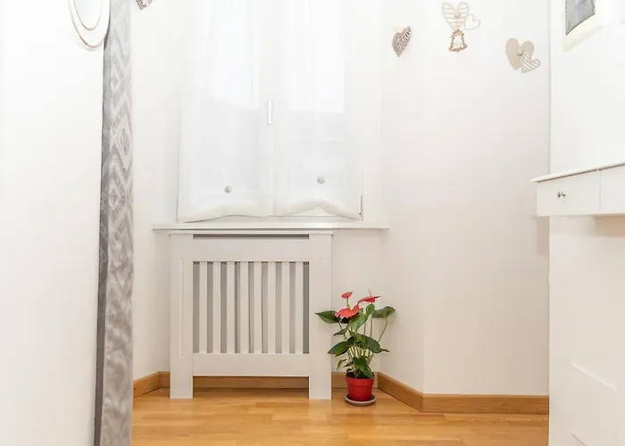 Portatorre Suite, A Charming In The Heart Of Como, Free Private Parking, Air Conditioning & More! Apartment *