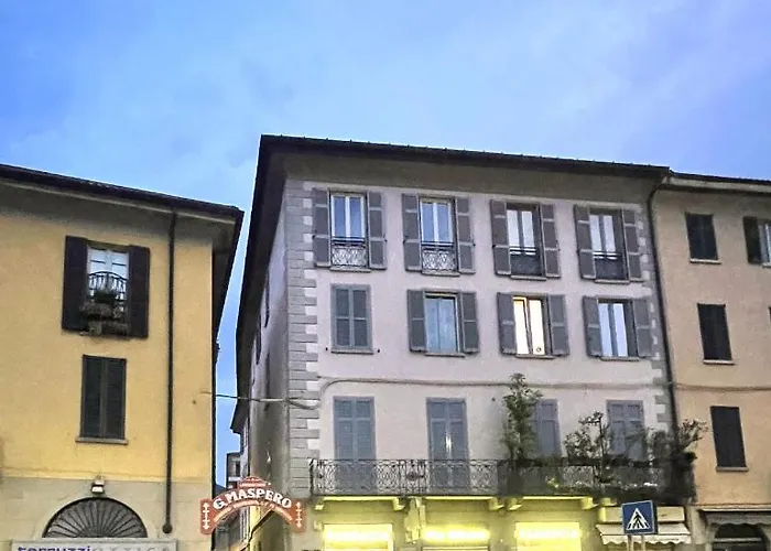 Portatorre Suite, A Charming In The Heart Of Como, Free Private Parking, Air Conditioning & More! Apartment *