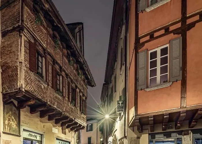 Portatorre Suite, A Charming In The Heart Of Como, Free Private Parking, Air Conditioning & More! Apartment Como