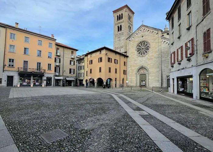 Portatorre Suite, A Charming In The Heart Of Como, Free Private Parking, Air Conditioning & More! Apartment Como