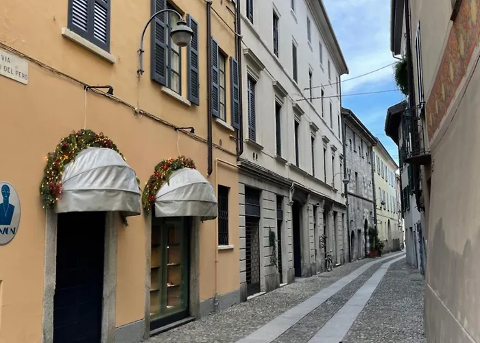 Portatorre Suite, A Charming In The Heart Of Como, Free Private Parking, Air Conditioning & More! Apartment Como