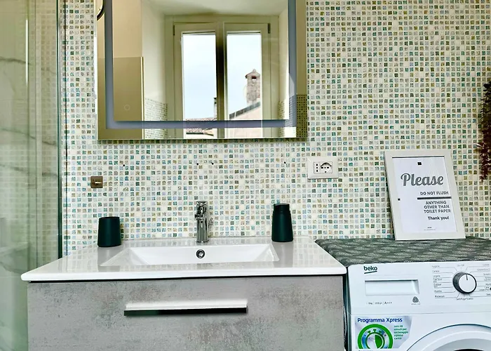 Portatorre Suite, A Charming In The Heart Of Como, Free Private Parking, Air Conditioning & More! Como