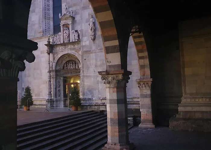 Portatorre Suite, A Charming In The Heart Of Como, Free Private Parking, Air Conditioning & More! Apartment *