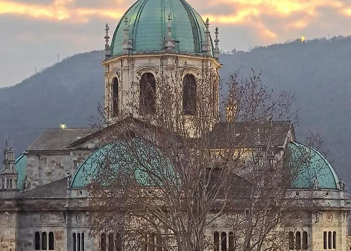 Portatorre Suite, A Charming In The Heart Of Como, Free Private Parking, Air Conditioning & More! Apartment