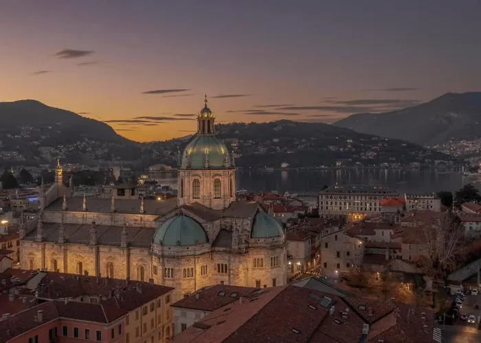 Portatorre Suite, A Charming In The Heart Of Como, Free Private Parking, Air Conditioning & More! Apartment