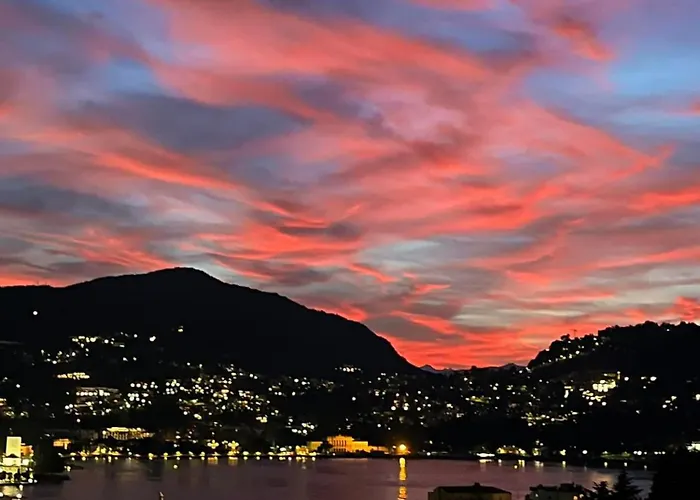 Portatorre Suite, A Charming In The Heart Of Como, Free Private Parking, Air Conditioning & More! Apartment Como