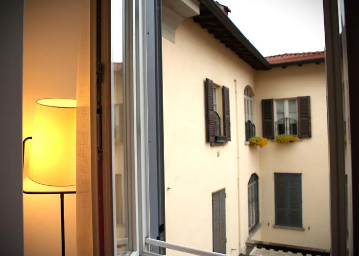 Portatorre Suite, A Charming In The Heart Of Como, Free Private Parking, Air Conditioning & More! Como