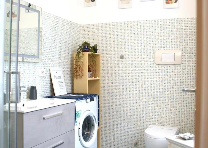 Portatorre Suite, A Charming In The Heart Of Como, Free Private Parking, Air Conditioning & More! Apartment