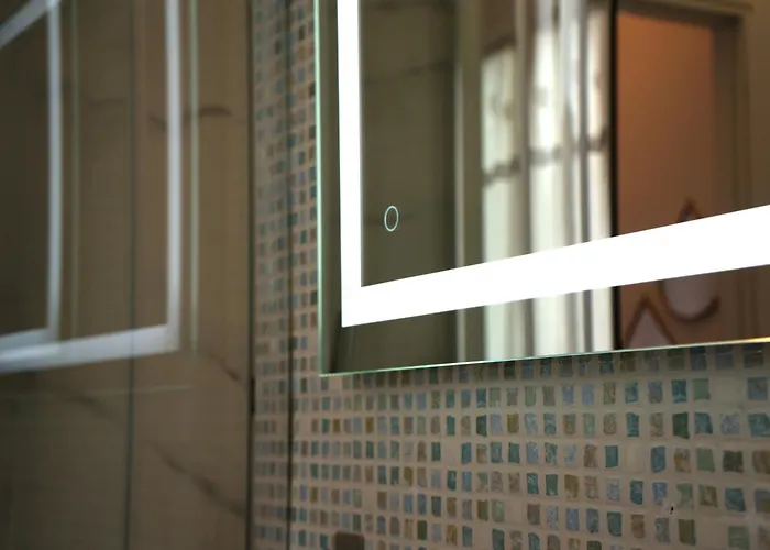 Portatorre Suite, A Charming In The Heart Of Como, Free Private Parking, Air Conditioning & More! Apartment *