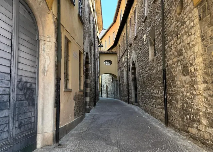 Apartment Portatorre Suite, A Charming In The Heart Of Como, Free Private Parking, Air Conditioning & More! *